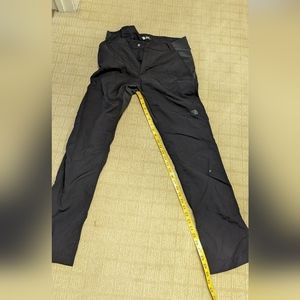 The north face men's light weight pants, 32 waist, 30 inseam. Black, zipper pock